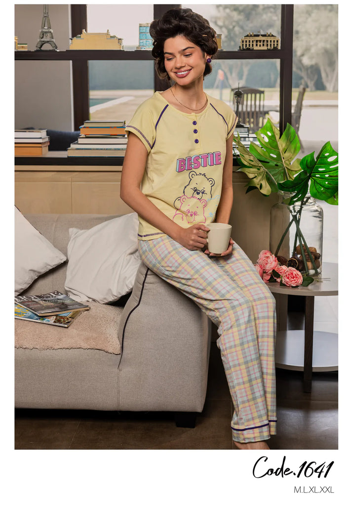 Half-sleeved pajamas with 3 buttons and checkered pants