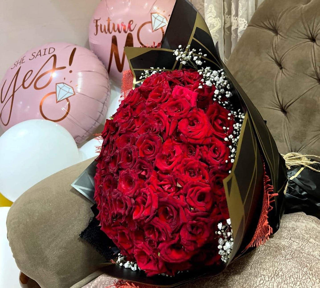 Flower bouquet of 100 roses