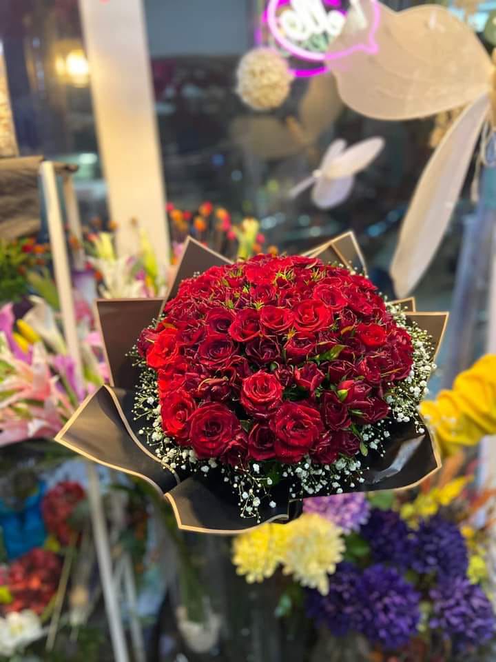 Flower bouquet of 80 roses