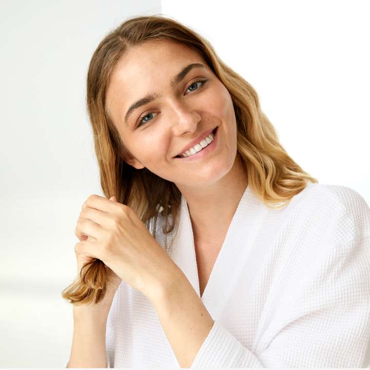 Nourishing hair oil with coconut oil extract