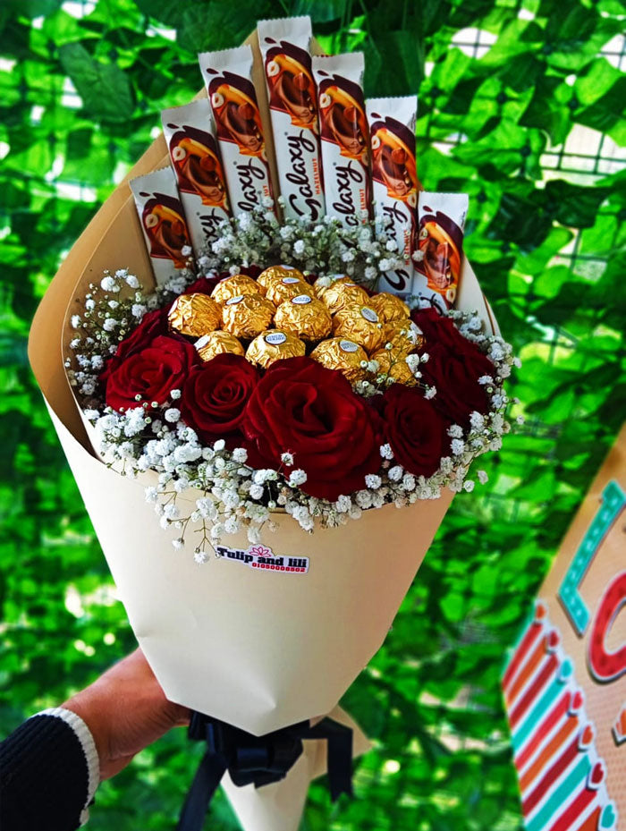 Bouquet of 10 roses with chocolate