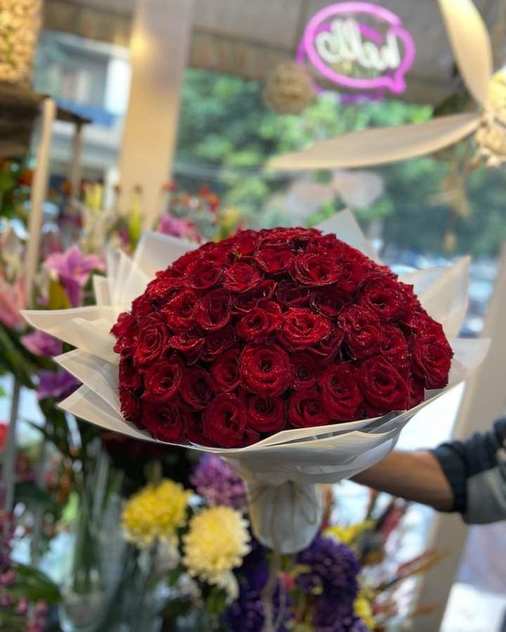 Flower bouquet of 100 roses
